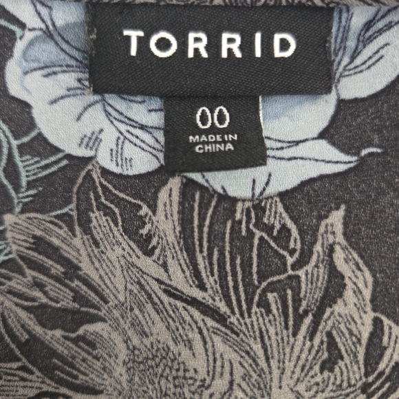 Torrid Black and Blue Floral Skull Blouse Size 00 - Picture 6 of 6